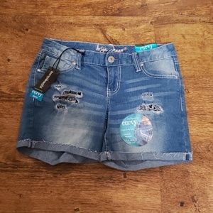 NWT.. Ariya Curvy Distressed Denim shorts